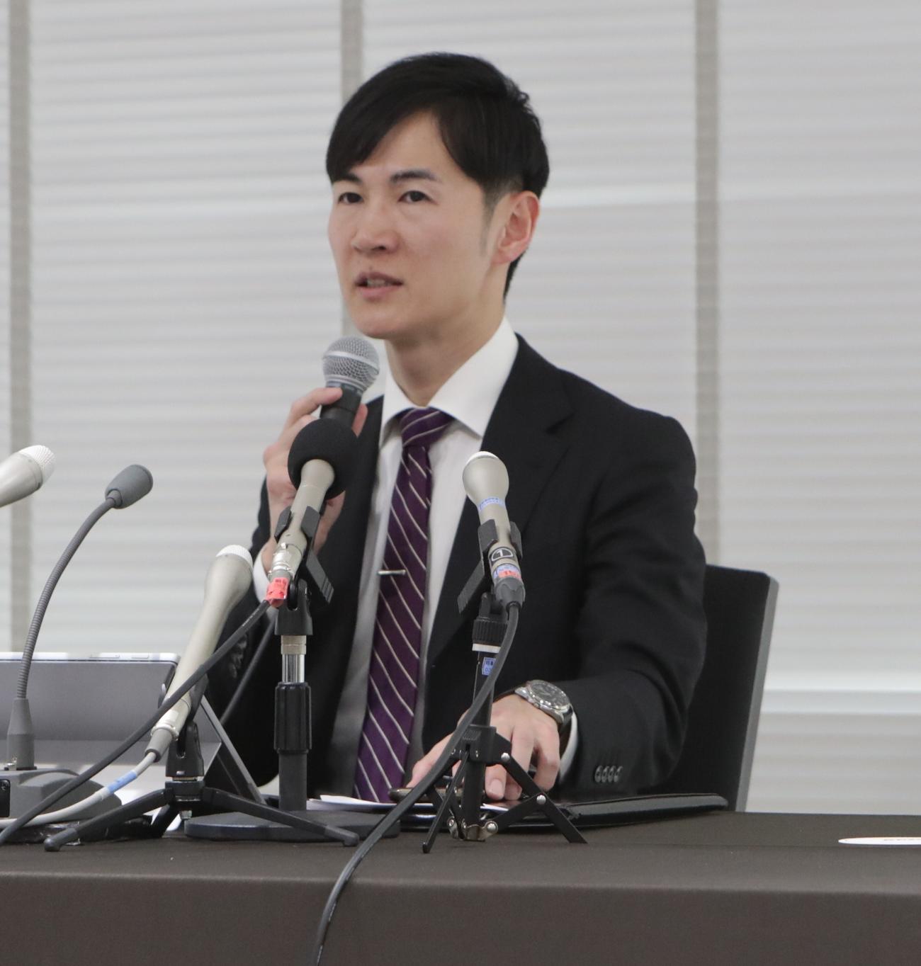地域政党「再生の道」の会見に出席する石丸伸二氏