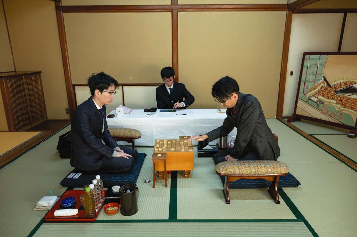前期名人戦挑戦者の豊島将之九段（左）とA級1年目の千田翔太八段（右）は残留をかけて対戦（日本将棋連盟提供）