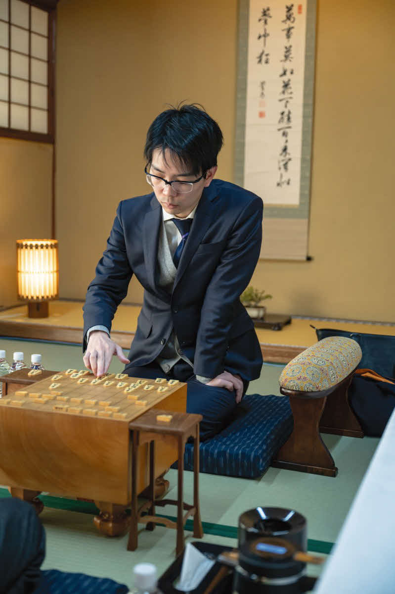 千田翔太八段に勝って残留を決めたい豊島将之九段（日本将棋連盟提供）