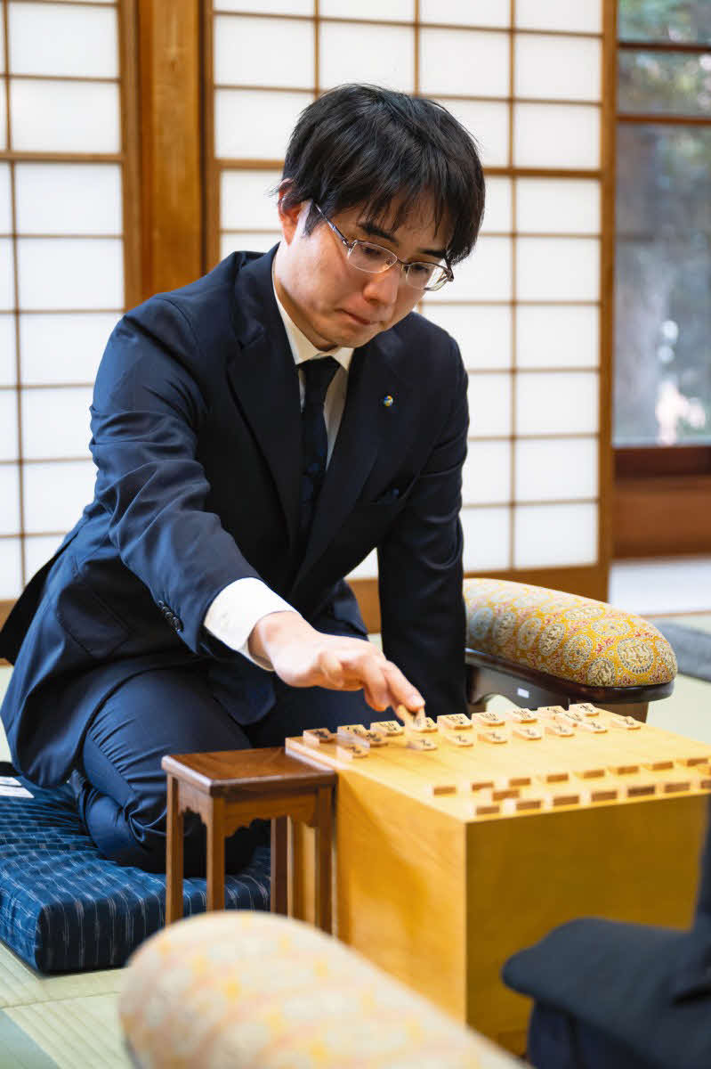 佐藤天彦九段との対局で初手を指す佐々木勇気八段（日本将棋連盟提供）