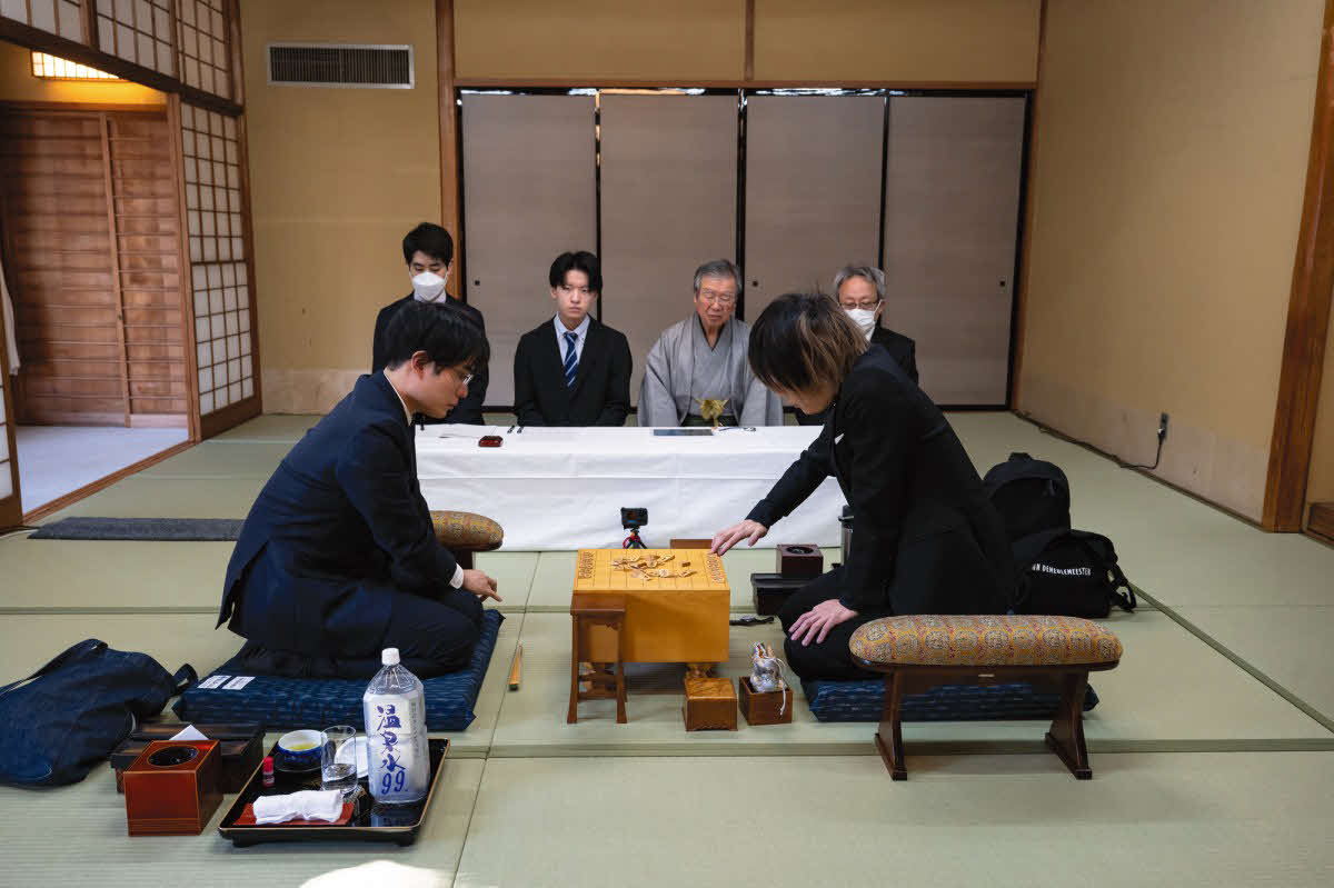 佐々木勇気八段（左）を下してスンナリ名人挑戦権を獲得したい佐藤天彦九段（右、日本将棋連盟提供）