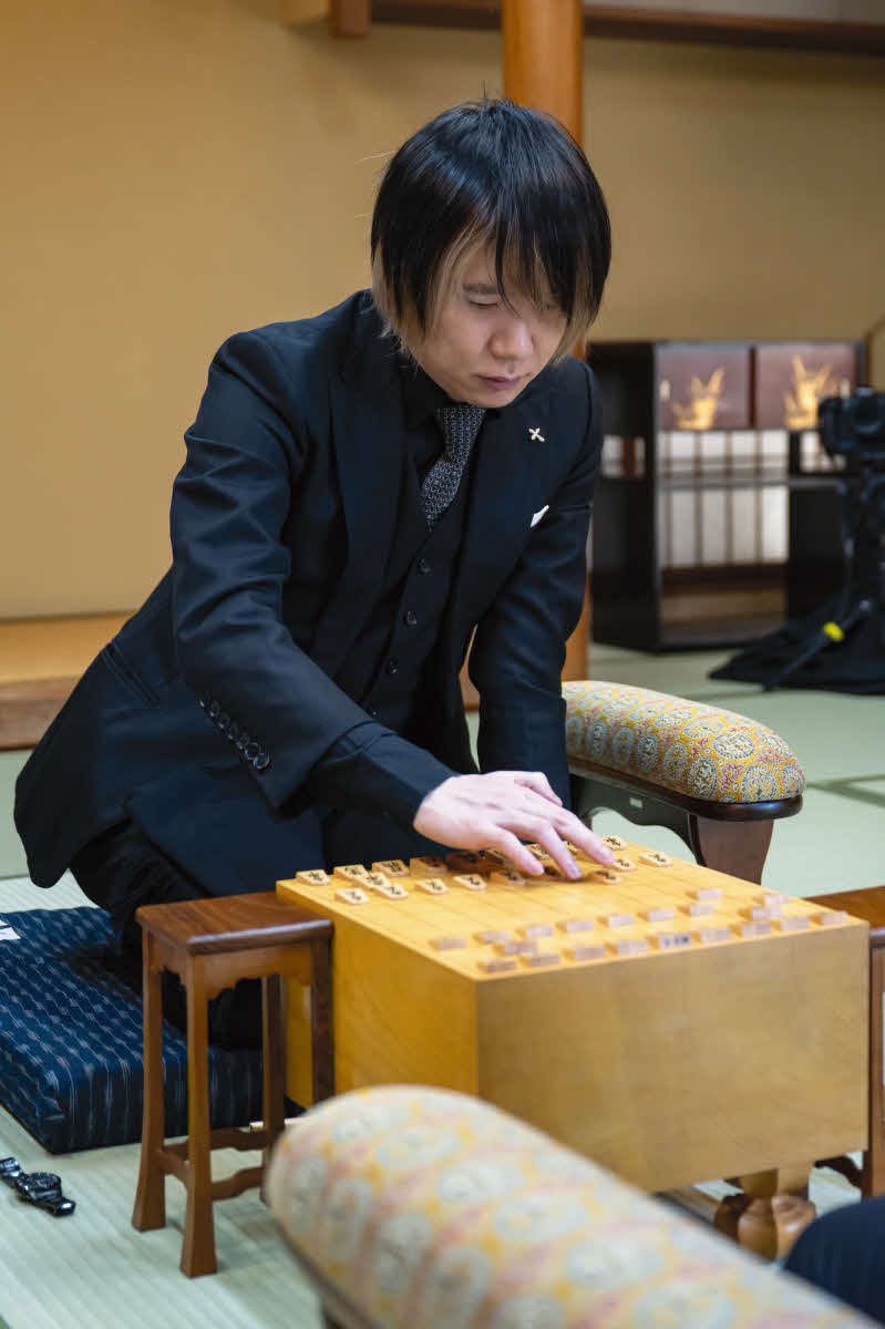 6勝2敗で単独トップの佐藤天彦九段（日本将棋連盟提供）