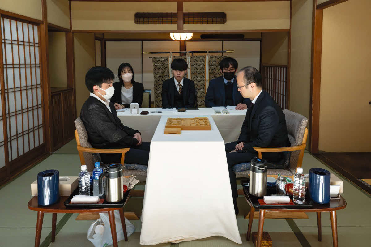 渡辺明九段（右）が左膝を痛めているため菅井竜也八段（左）とは椅子での対局（日本将棋連盟提供）