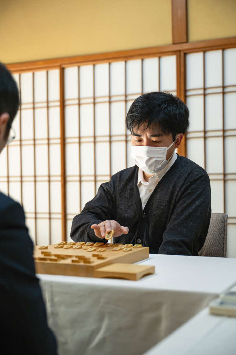 体調不良で前夜祭は欠席して静養していた菅井竜也八段（日本将棋連盟提供）