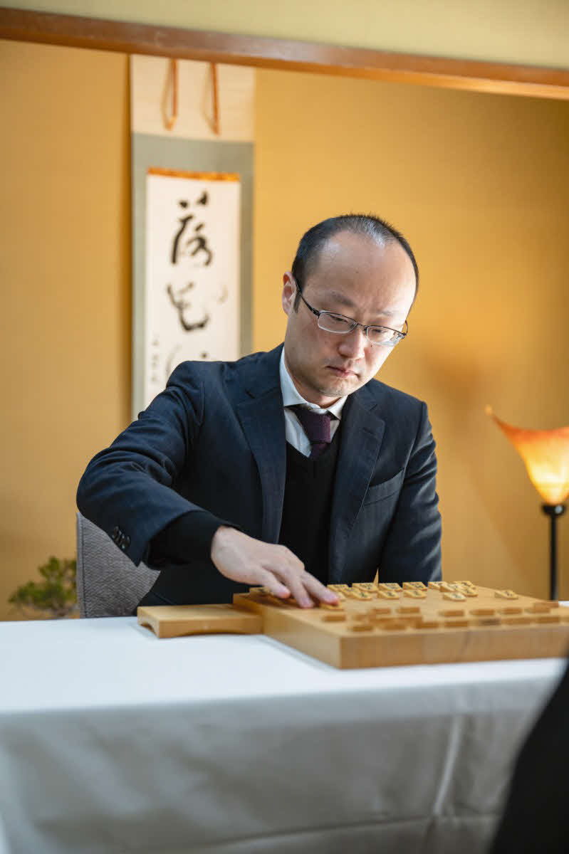 すでに残留を決めている渡辺明九段（日本将棋連盟提供）