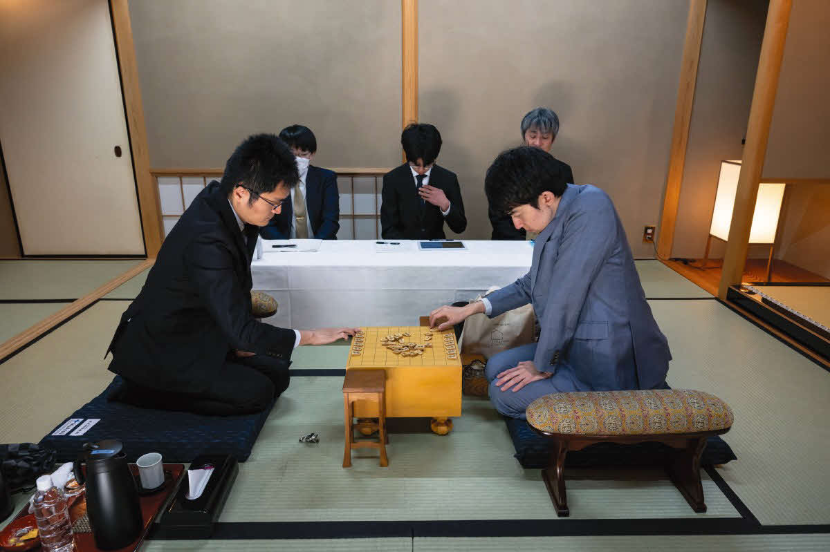 すでに降級が決まっている稲葉陽八段（左）は中村太地八段（右）と対戦（日本将棋連盟提供）