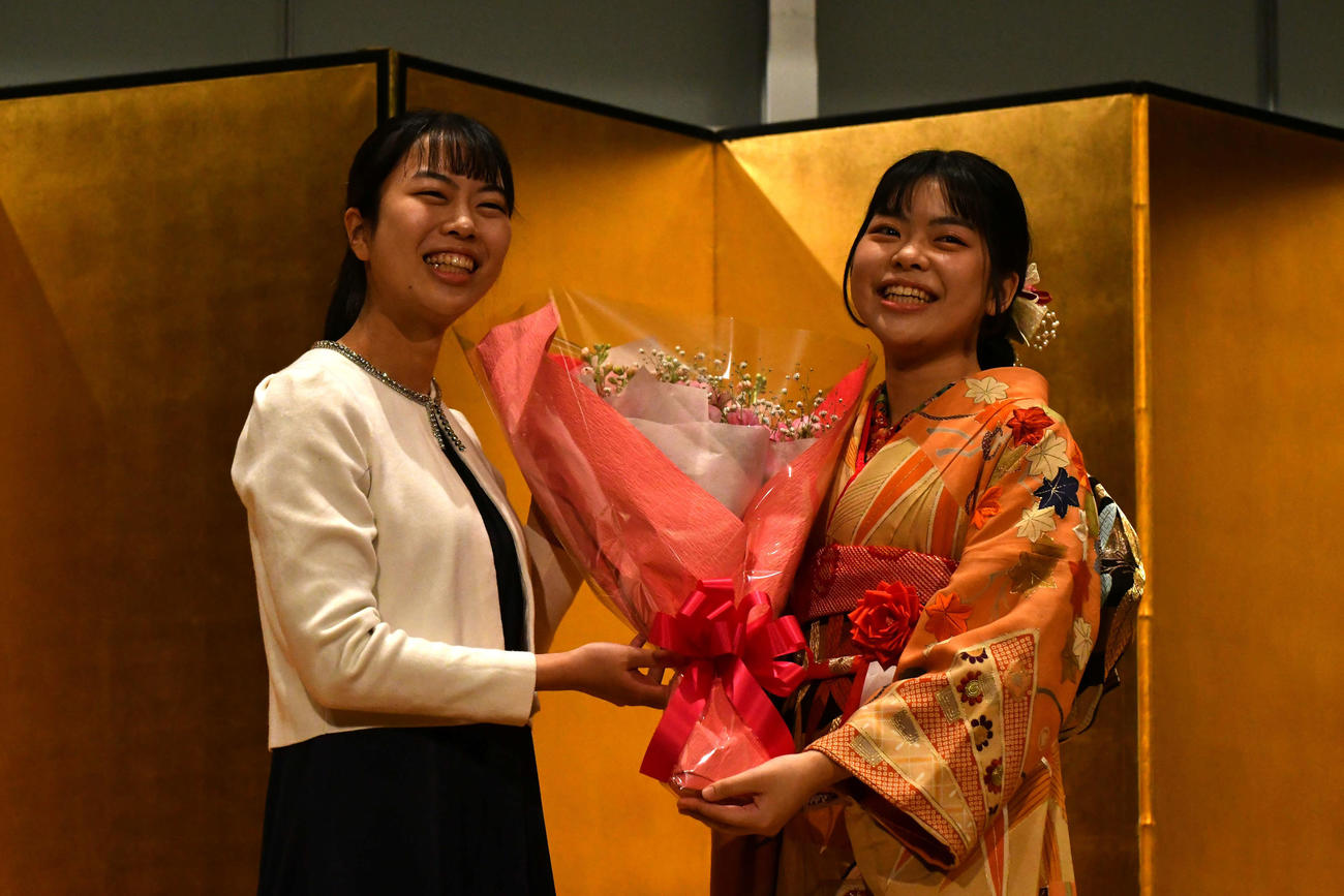 上野愛咲美女流立葵杯（左）と上野梨紗女流棋聖