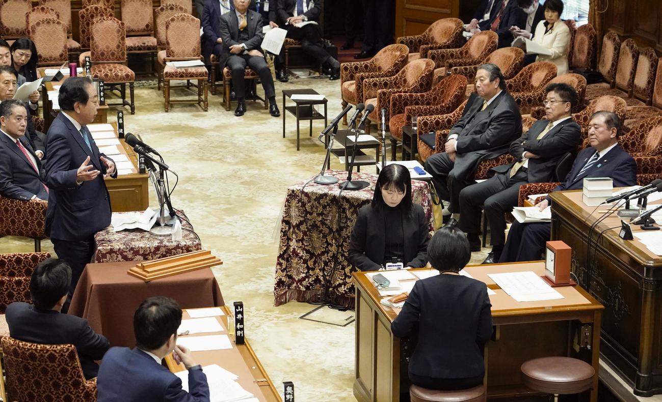 衆院予算委の集中審議で、石破首相（右端）に質問する立憲民主党の野田代表（左手前から3人目）（共同）