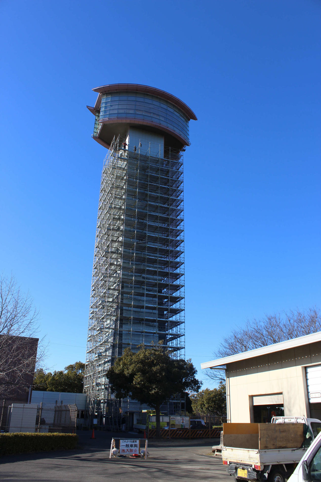 看板設置作業のため鉄の足場に囲まれた「行田タワー」。今月下旬にお披露目式が行われる