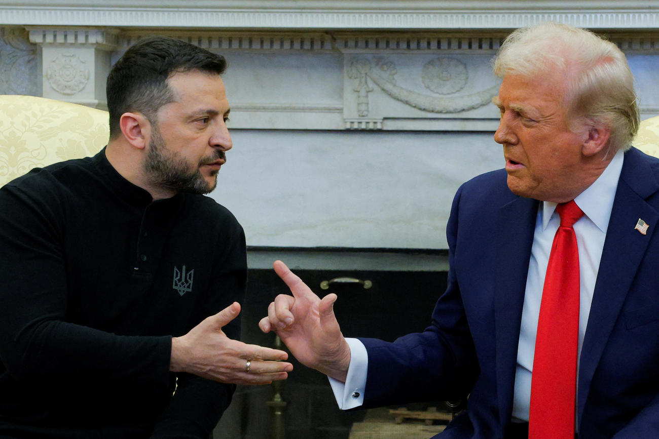 ホワイトハウスで会談するトランプ米大統領（右）とウクライナのゼレンスキー大統領。和平交渉を巡り激しい口論となった（ロイター＝共同）