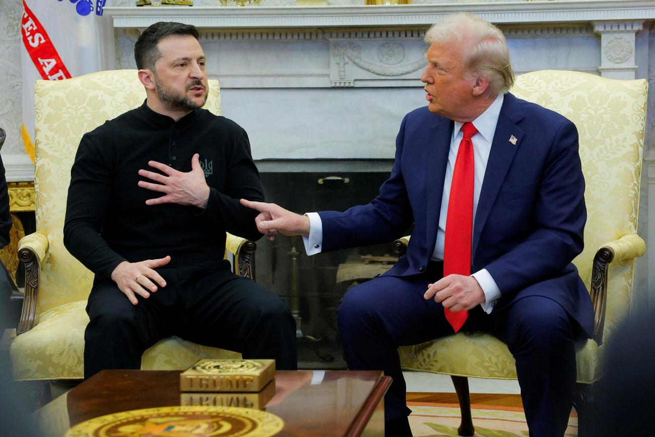 ホワイトハウスで会談するトランプ米大統領（右）とウクライナのゼレンスキー大統領。和平交渉を巡り激しい口論となった（ロイター＝共同）