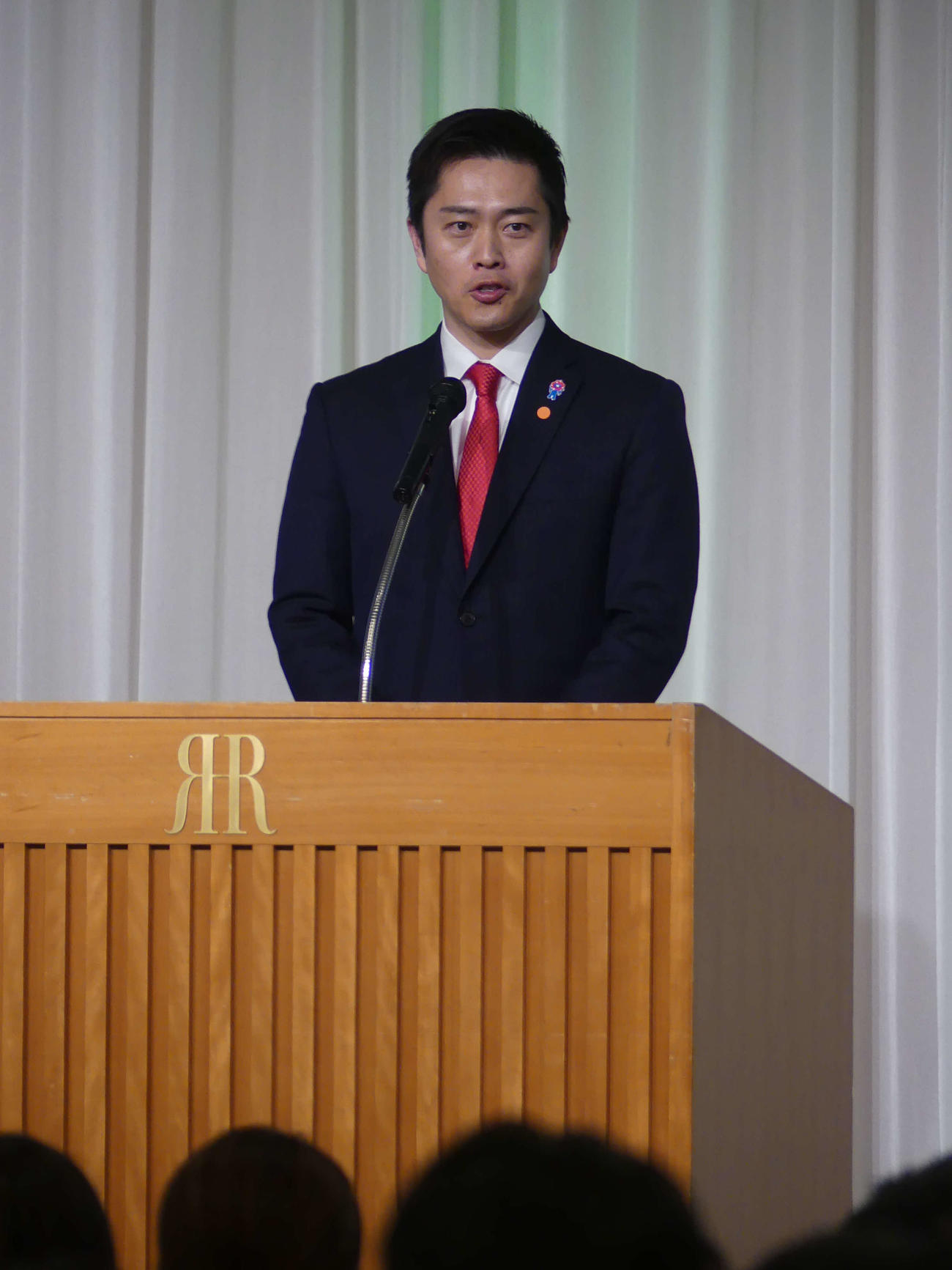 日本維新の会党大会であいさつする大阪府知事の吉村洋文代表（撮影・中山知子）