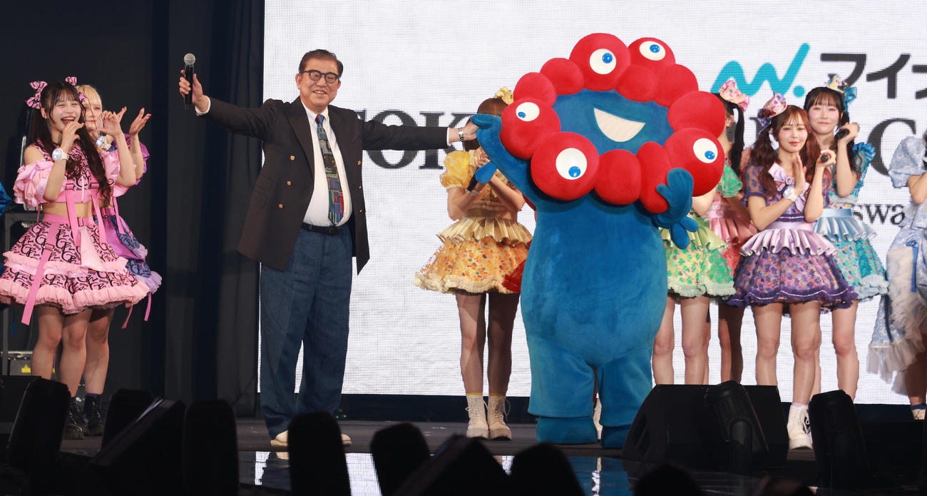 ミャクミャクを連れ東京ガールズコレクションのステージに立った石破茂首相（撮影・中島郁夫）