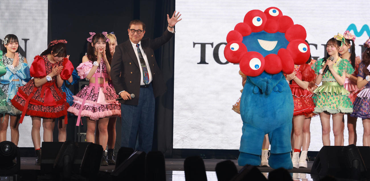 ミャクミャクを連れ東京ガールズコレクションのステージに立った石破茂首相（撮影・中島郁夫）