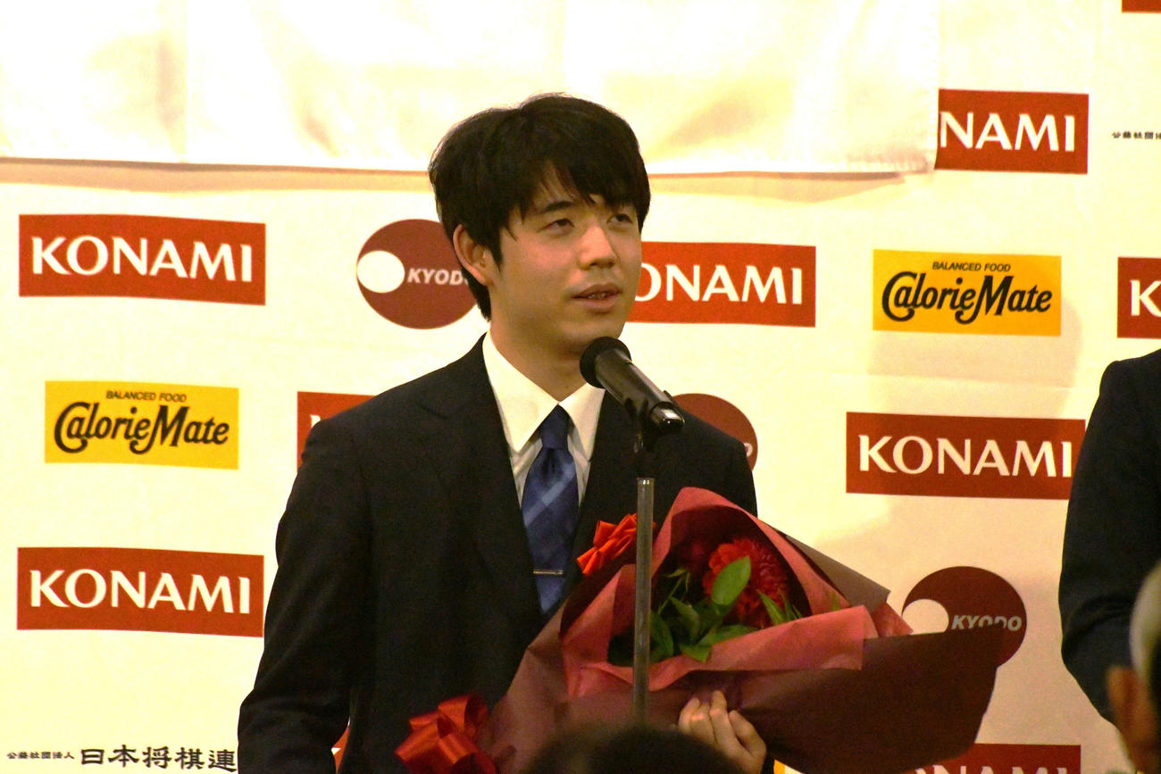 棋王戦第3局前夜祭で今年は上越新幹線で移動したと話した藤井聡太棋王