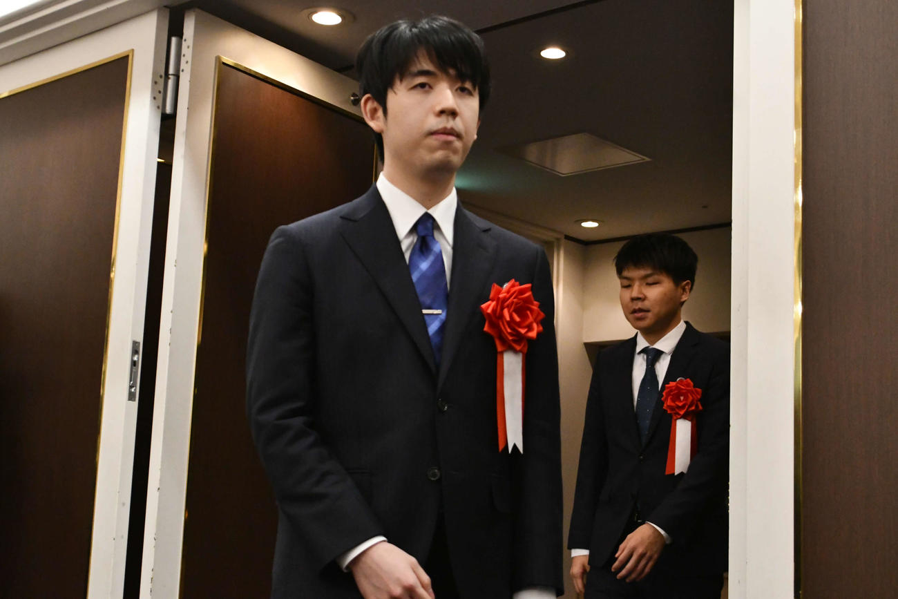 棋王戦第3局前夜祭の会場に入る藤井聡太棋王（後ろは挑戦者の増田康宏八段）