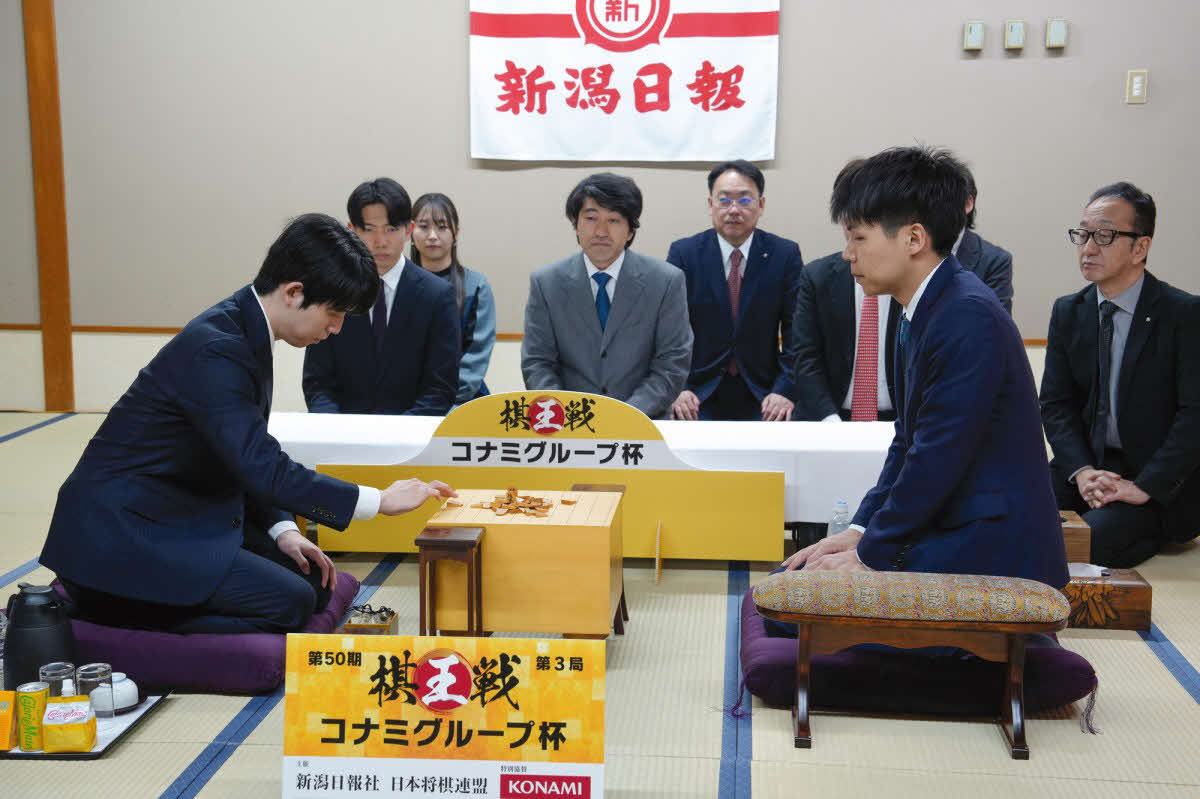 棋王戦第3局の対局場で前日検分を行った藤井聡太棋王（左）と増田康宏八段（日本将棋連盟提供）