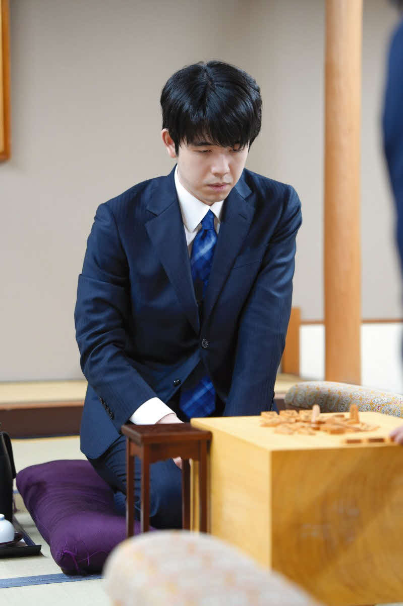 棋王戦第3局に勝てば3連覇を果たしてタイトル戦通算100勝となり、獲得通算27期は谷川浩司17世名人と5位タイとなる藤井聡太棋王（日本将棋連盟提供）