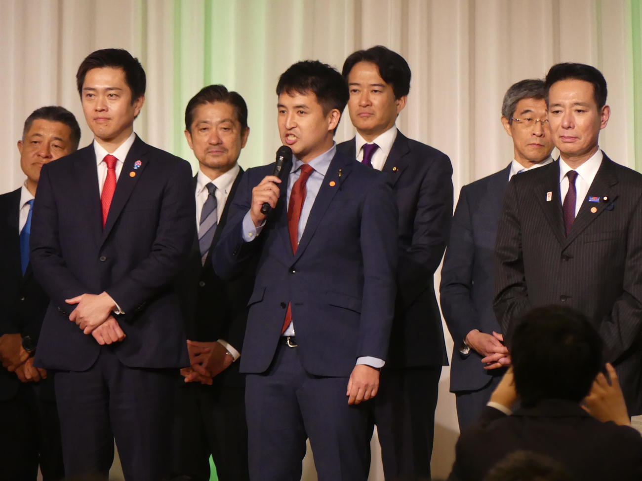 日本維新の党大会で、参院選候補予定者の決意表明を聞く吉村洋文代表（左）と前原誠司共同代表（2025年3月1日）