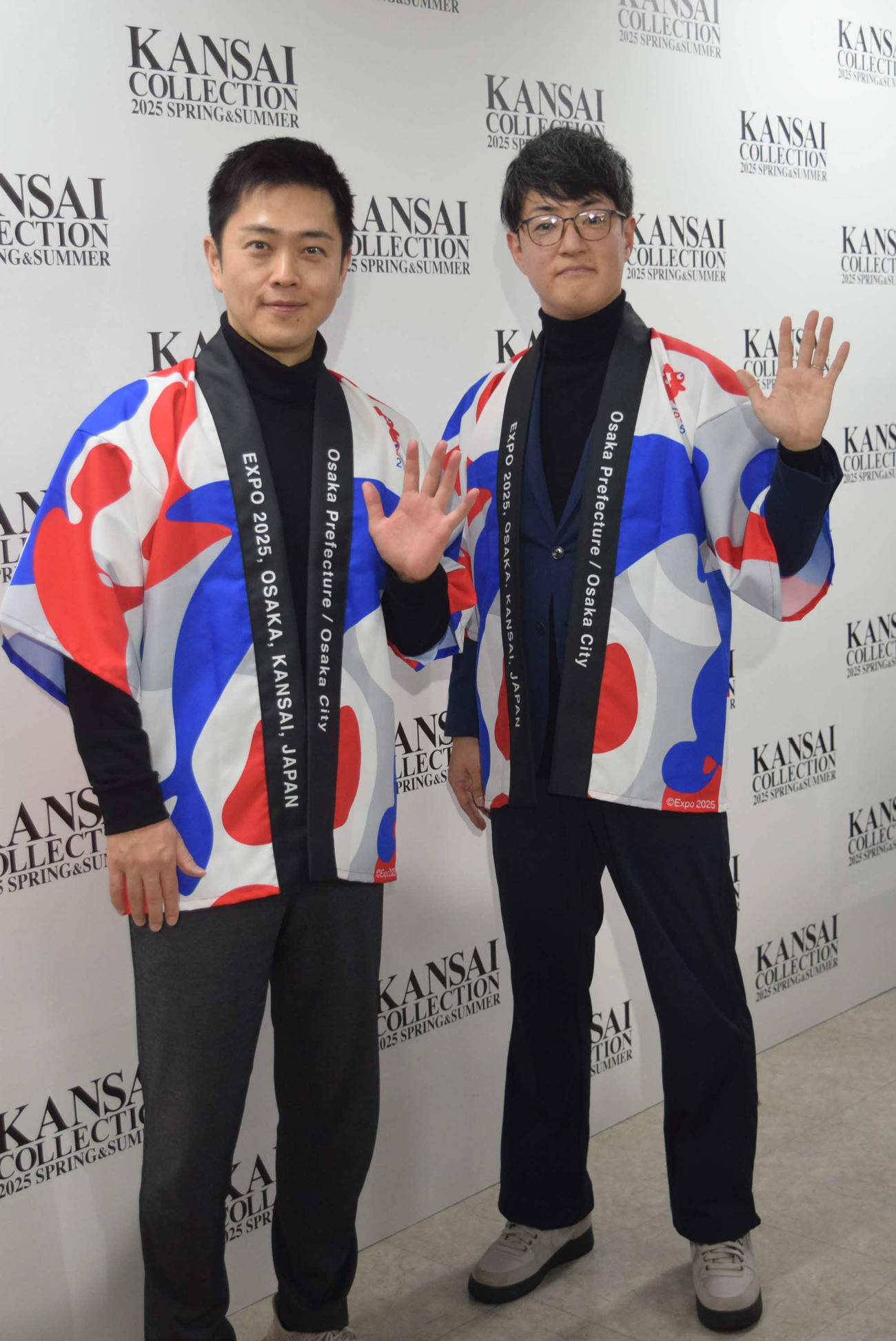 「カンサイコレクション　2025S／S」に出演した大阪府の吉村洋文知事（左）と大阪市の横山英幸市長（撮影・阪口孝志）