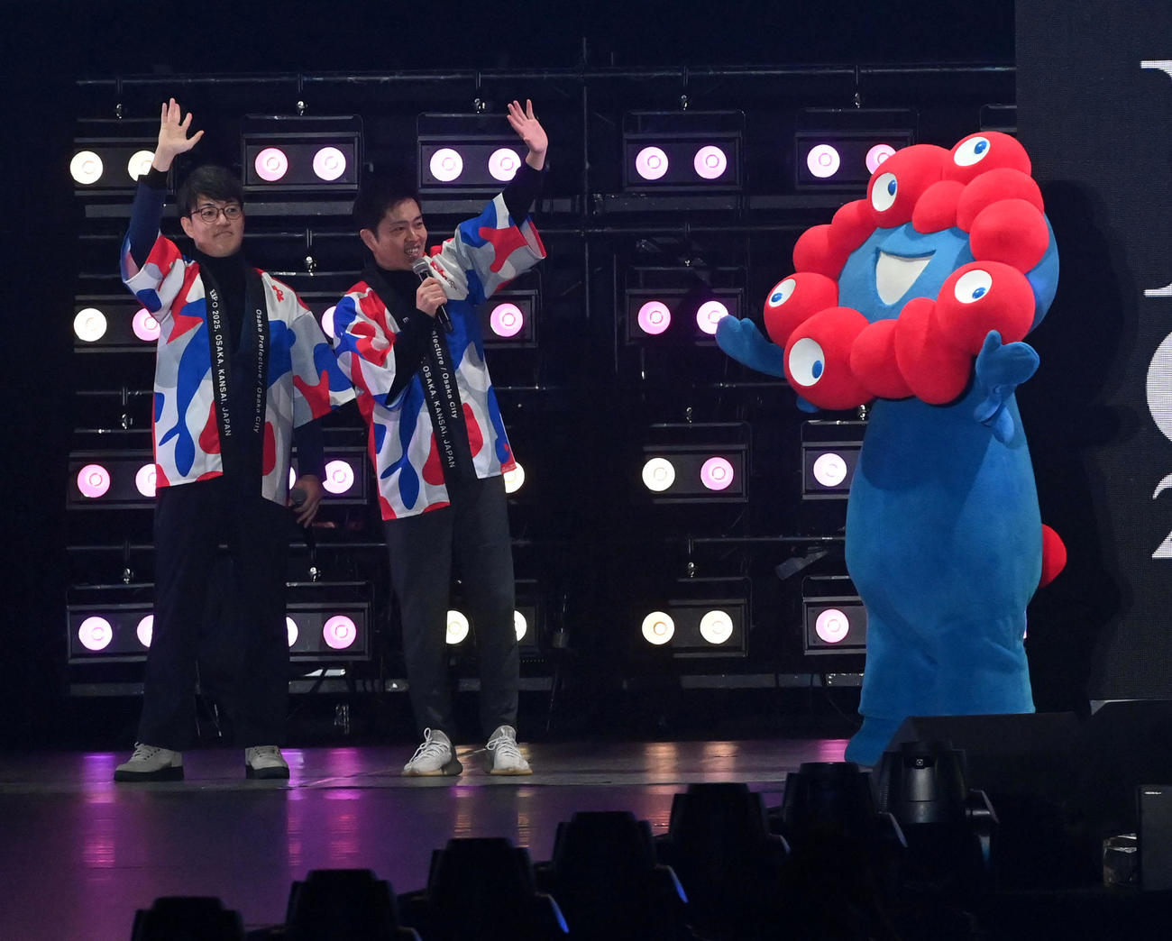 KANSAI COLLECTIONS／Sに出演、関西万博をPRする左から横山英幸大阪市長、吉村洋文大阪府知事、ミャクミャク（撮影・前岡正明）