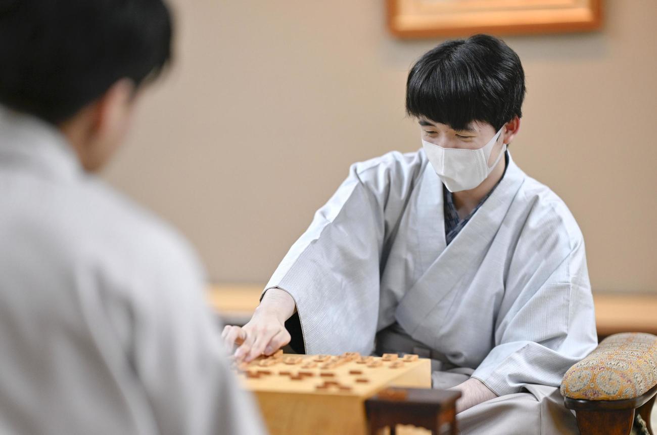 千日手指し直しの末、第50期棋王戦コナミグループ杯第3局で増田康宏八段を破って3連覇を果たし、感想戦に臨む藤井聡太棋王（共同）