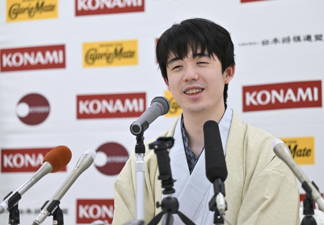 第50期棋王戦コナミグループ杯で3連覇を果たし、記者会見する藤井聡太棋王（共同）