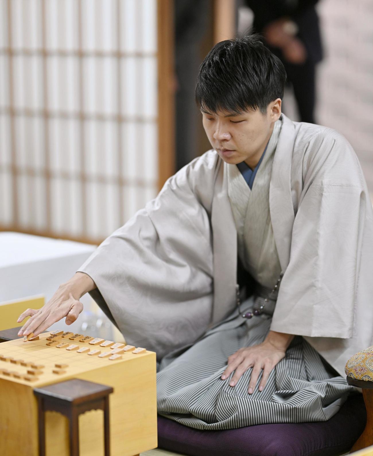 将棋の第50期棋王戦コナミグループ杯5番勝負の第3局で、藤井聡太棋王と対局する増田康宏八段（共同）