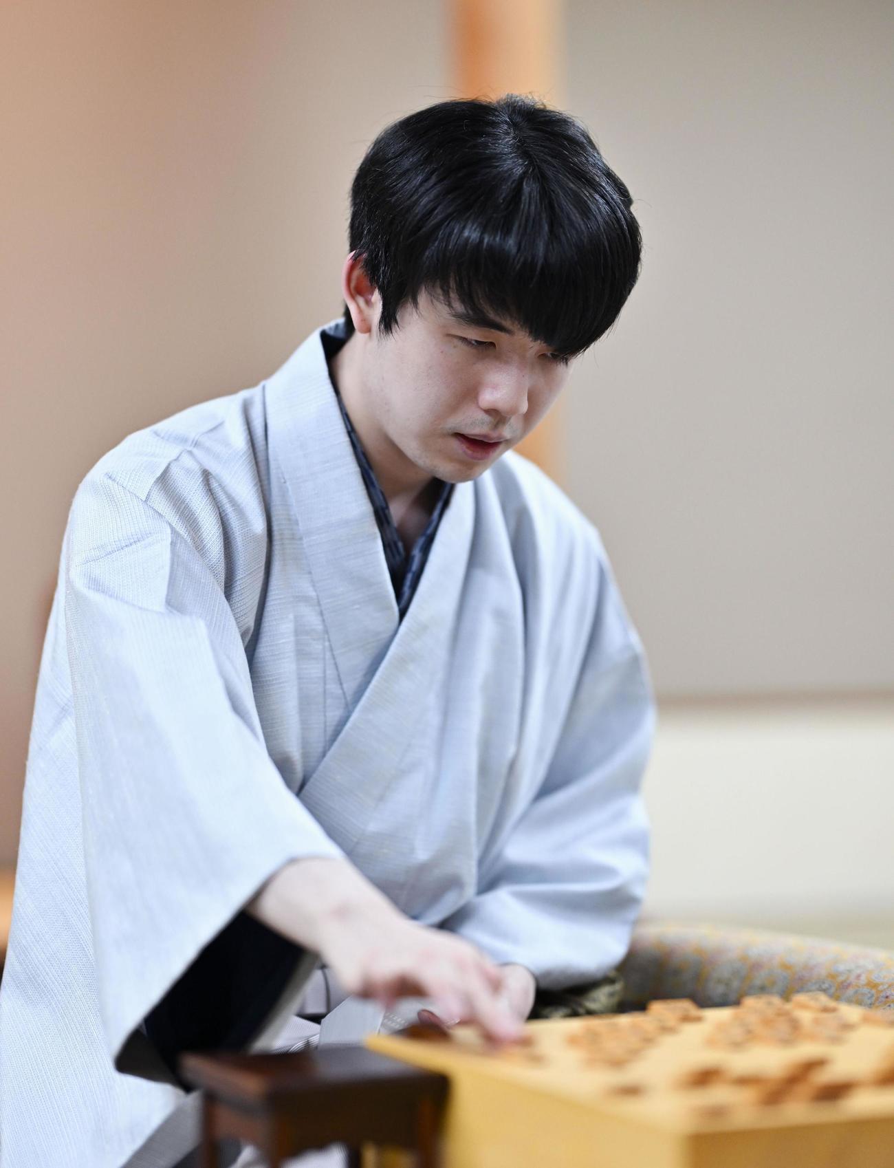 千日手指し直しの末、第50期棋王戦コナミグループ杯第3局で増田康宏八段を破って3連覇を果たし、感想戦に臨む藤井聡太棋王（共同）