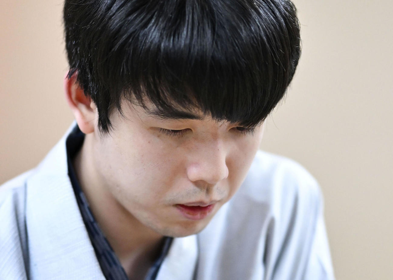 千日手指し直しの末、第50期棋王戦コナミグループ杯第3局で増田康宏八段を破って3連覇を果たし、感想戦に臨む藤井聡太棋王（共同）