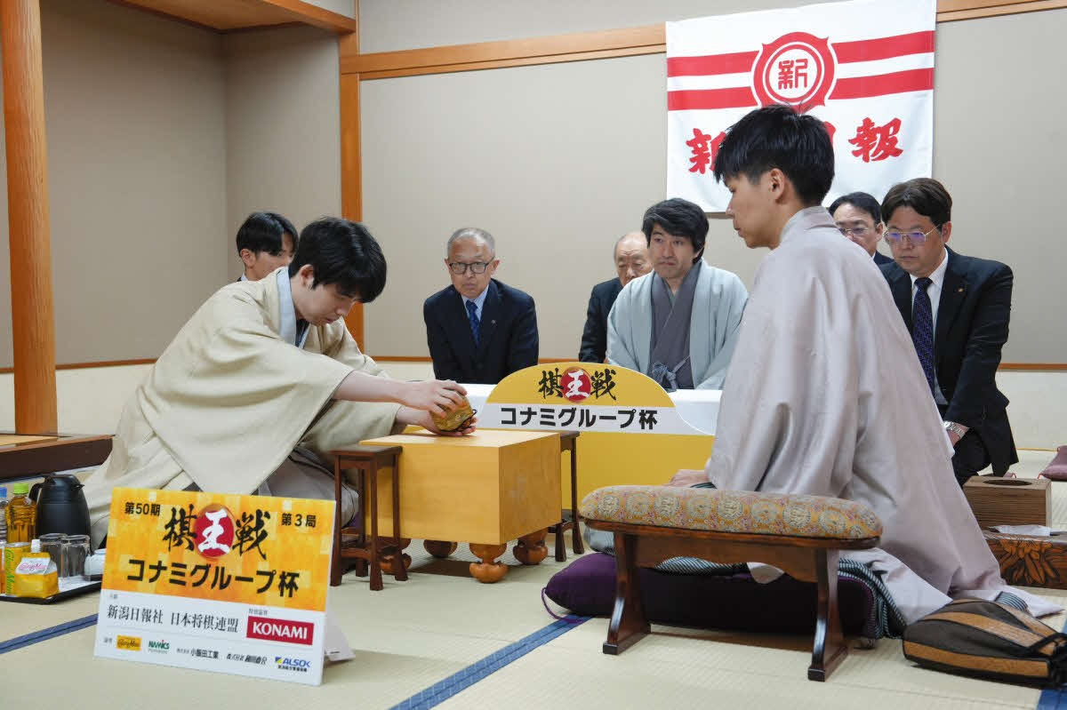 棋王戦第3局に臨む藤井聡太棋王（左）と挑戦者の増田康宏八段（右、日本将棋連盟提供）