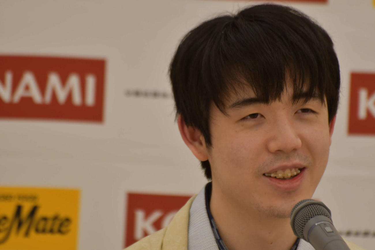 棋王戦3連覇を果たして記者会見で笑顔を見せる藤井聡太棋王