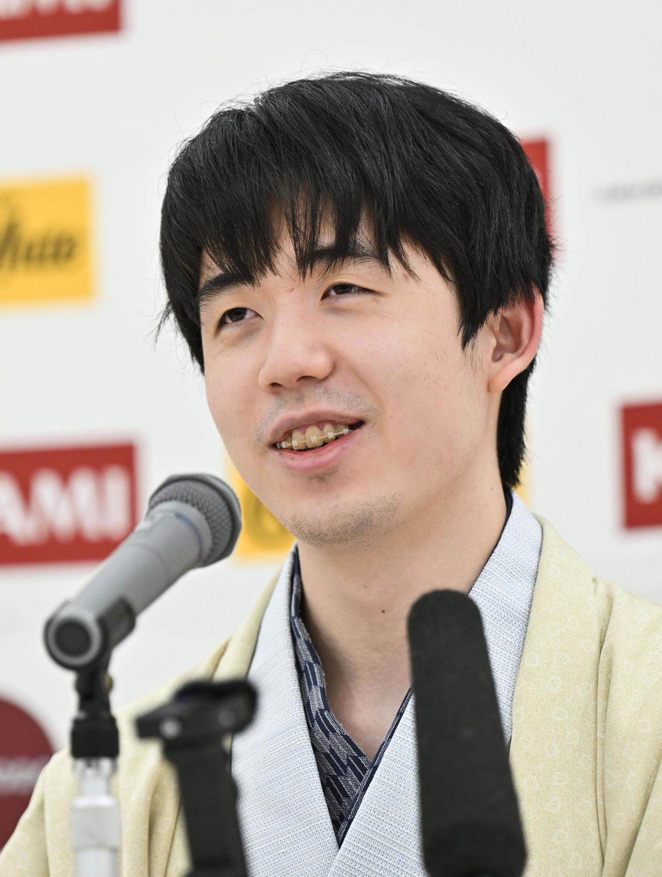 第50期棋王戦コナミグループ杯で3連覇を果たし、記者会見する藤井聡太棋王（共同）