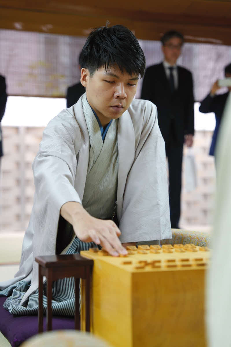 連敗してもう負けられない一戦で初手を指すタイトル戦初挑戦の増田康宏八段（日本将棋連盟提供）