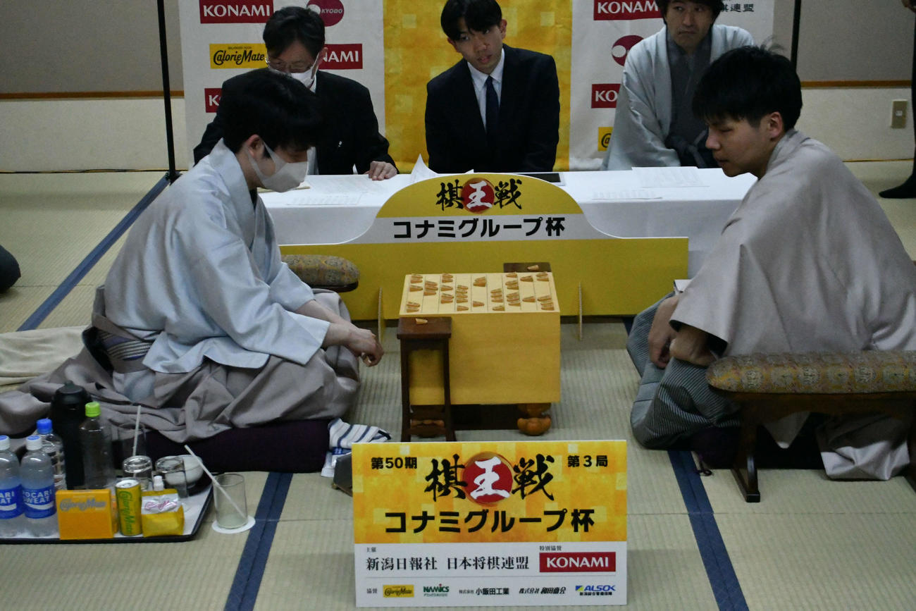 藤井聡太棋王（左）は増田康宏八段（右）に3連勝して3連覇を達成