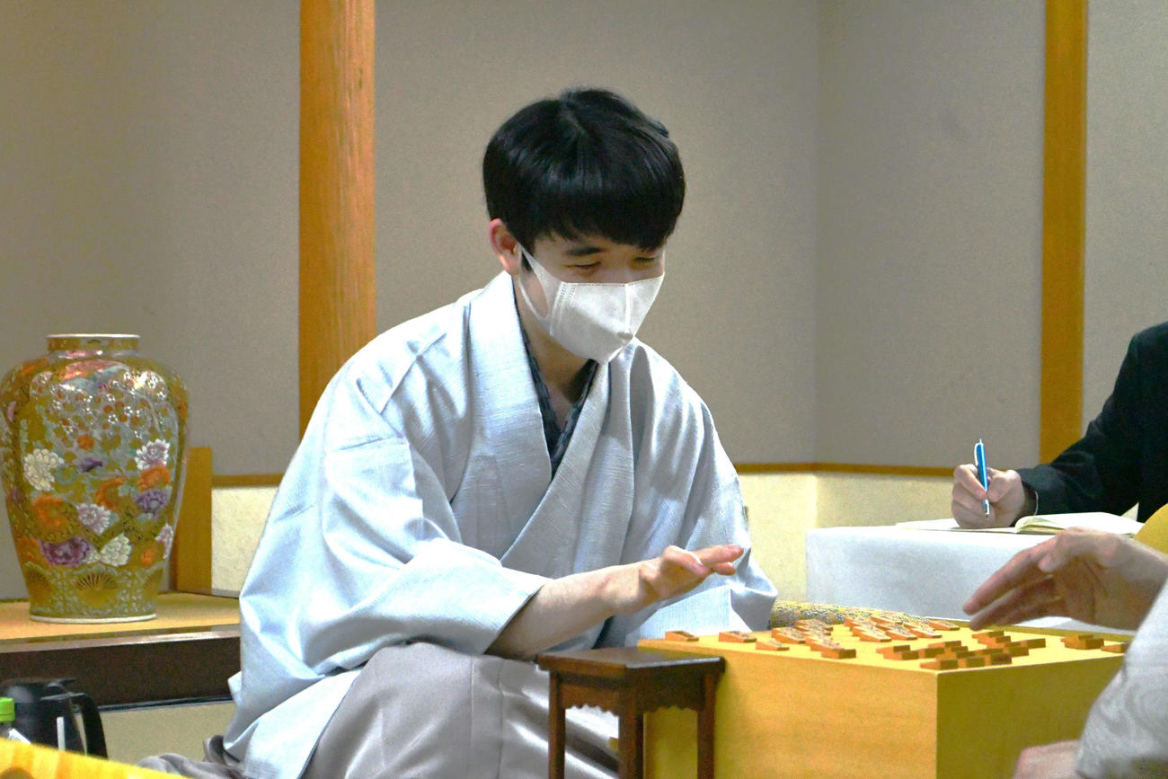 増田康宏八段に3連勝して3連覇を果たした藤井聡太棋王