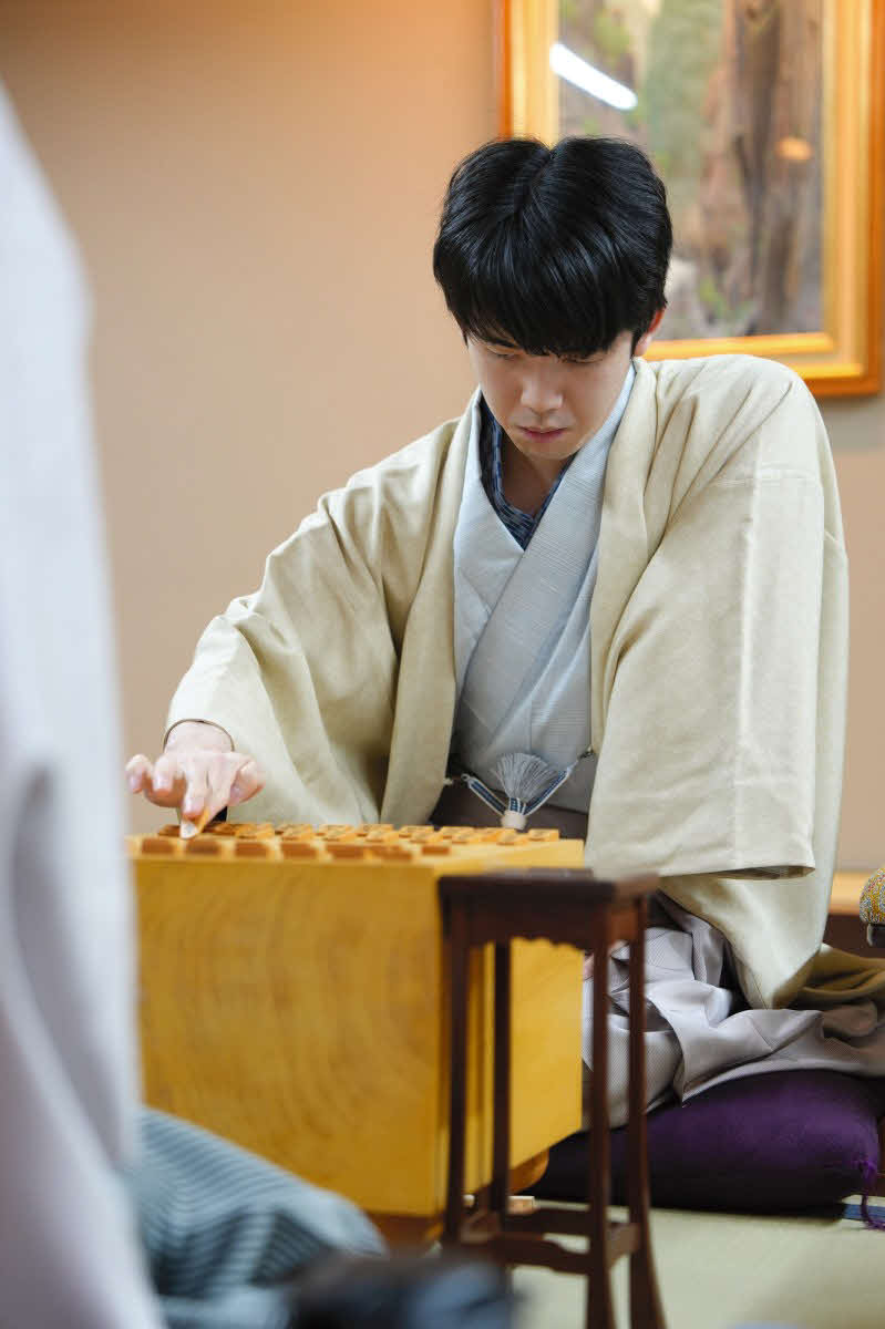 勝てば棋王戦3連覇とタイトル戦100勝、通算獲得5位タイの27期となる藤井聡太棋王（日本将棋連盟提供）