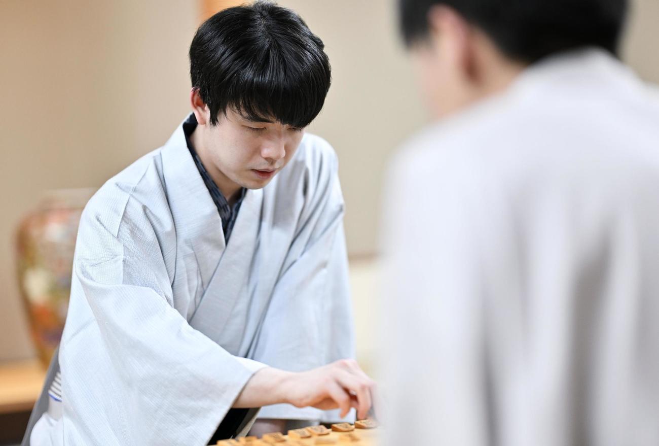 千日手指し直しの末、第50期棋王戦コナミグループ杯第3局で増田康宏八段を破って3連覇を果たし、感想戦に臨む藤井聡太棋王（共同）