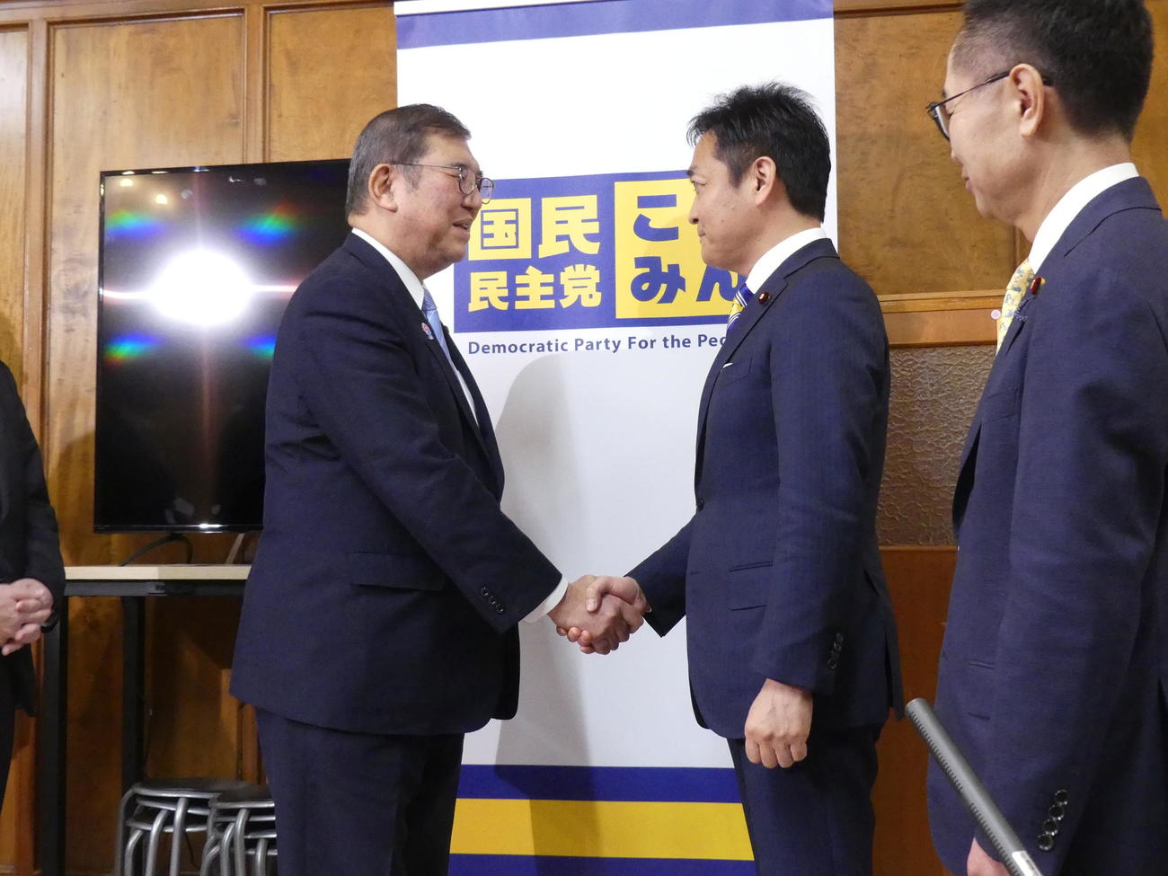 2025年度予算案の衆院通過を受け、国民民主党の控室を訪れ玉木雄一郎代表（中央）と握手する石破茂首相（左）（撮影・中山知子）