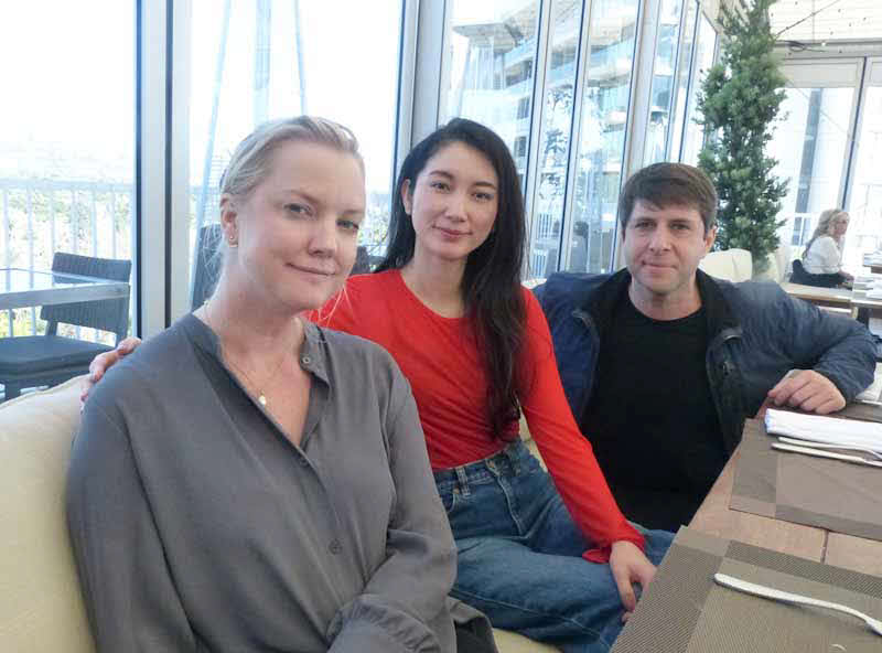 米アカデミー賞授賞式から一夜明け、取材に応じる、左からプロデューサーのハンナ・アクヴィリン氏、伊藤詩織監督、エリック・ニアリ氏（撮影・千歳香奈子）