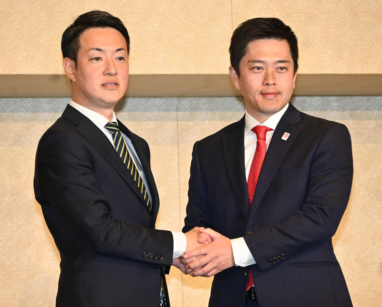 記者会見でガッチリと握手を交わす大阪市長選で初当選を決めた横山英幸氏（左）と、大阪府知事選で再選を決めた吉村洋文氏（2023年4月9日撮影）