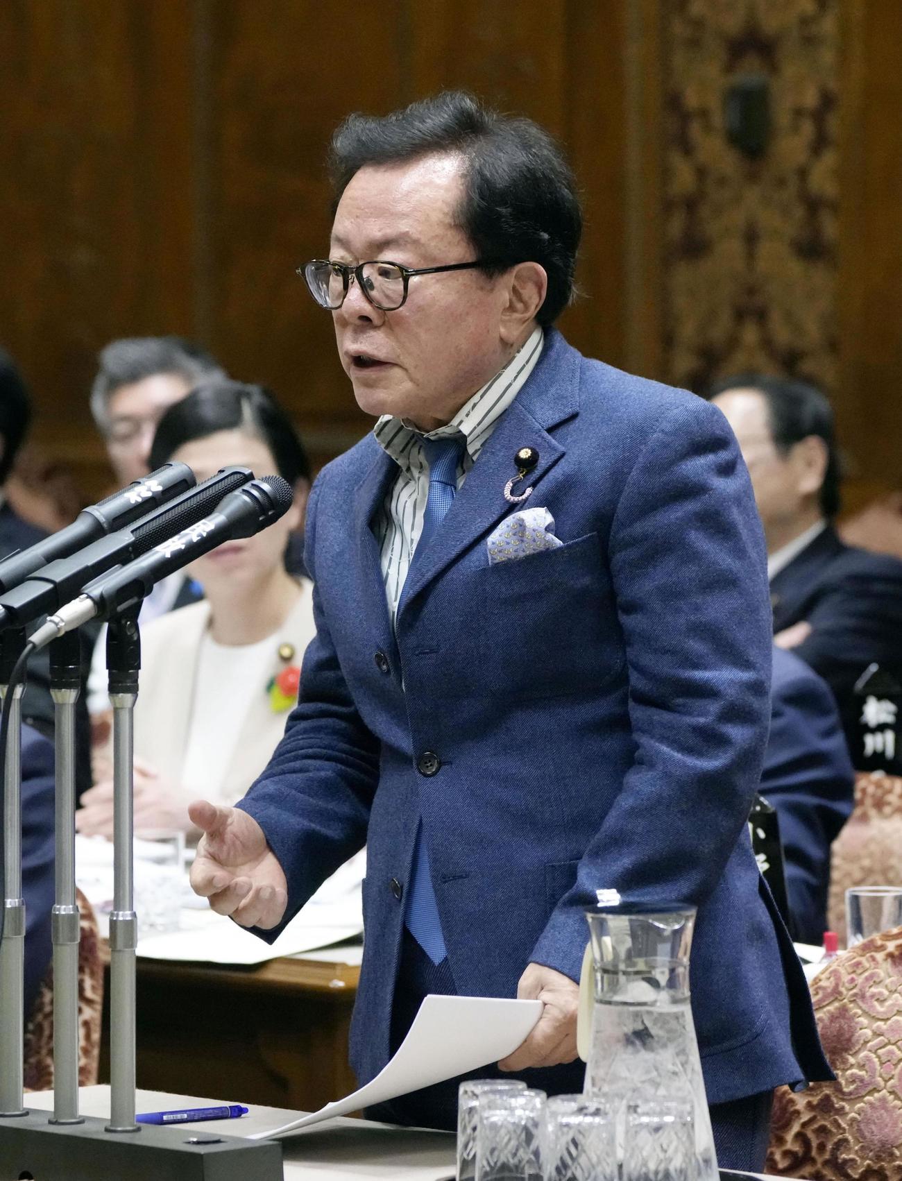 参院予算委で質問する日本維新の会の猪瀬直樹氏（共同）