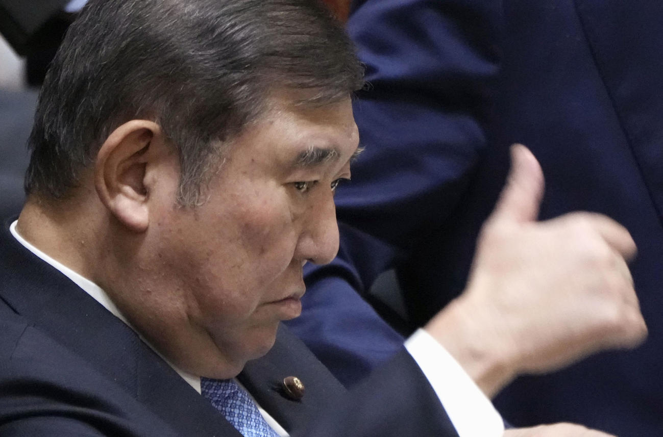 参院予算委で答弁のため手を挙げる石破首相（共同）