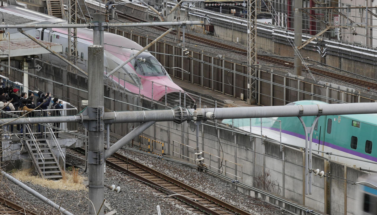 連結が外れ、JR西日暮里駅付近に停車した東北新幹線の「はやぶさ・こまち21号」（共同）