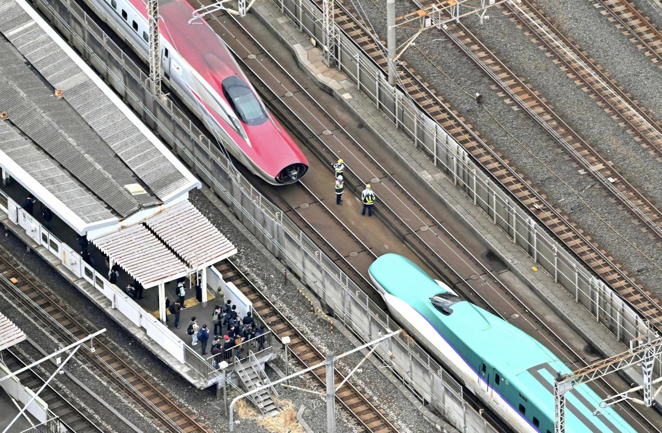 連結が外れ、JR西日暮里駅付近に停車した東北新幹線の「はやぶさ・こまち21号」（共同）