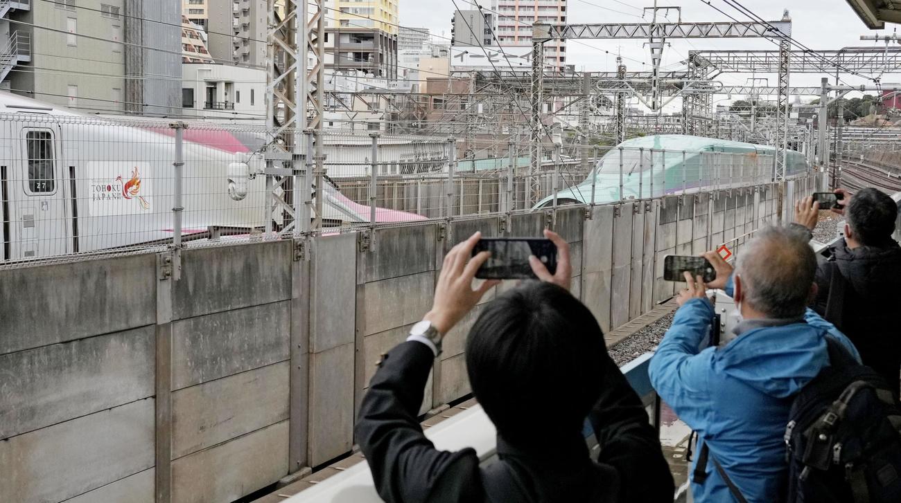 連結が外れ、JR西日暮里駅付近に停車した東北新幹線の「はやぶさ・こまち21号」（共同）
