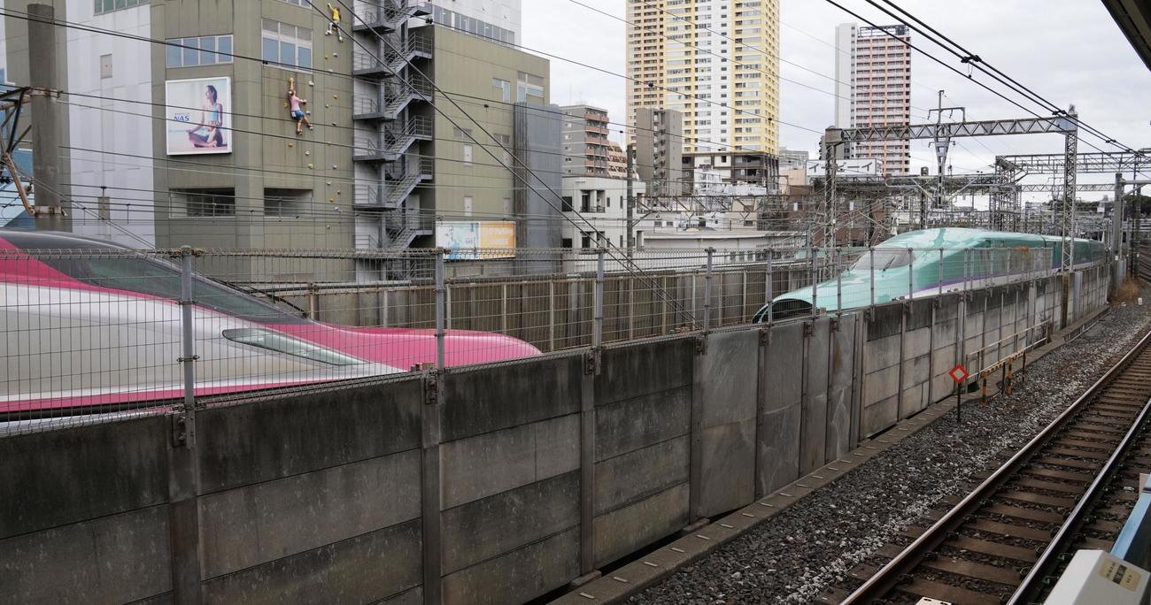 連結が外れ、JR西日暮里駅付近に停車した東北新幹線（奥）と秋田新幹線の車両（共同）