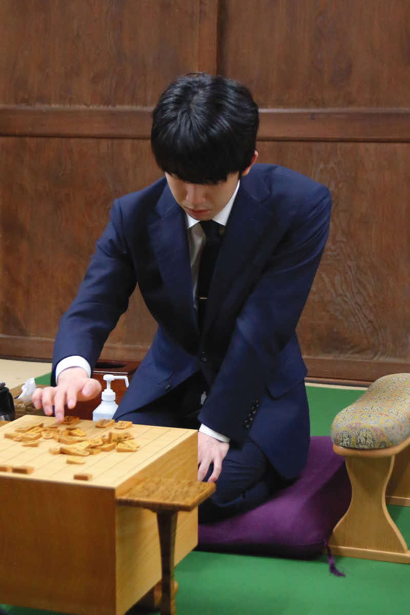 王将戦7番勝負第5局の前日検分を行う藤井聡太王将（日本将棋連盟提供）
