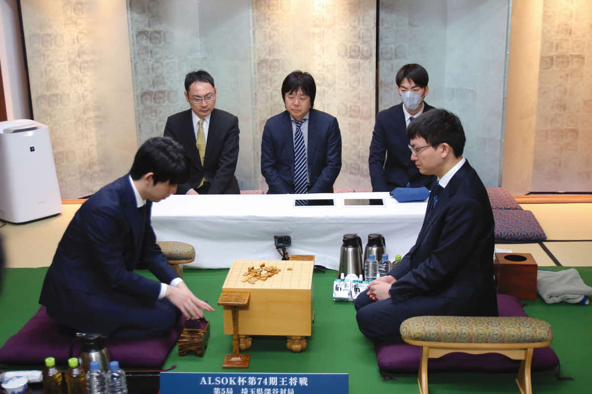 王将戦7番勝負第5局の前日検分を行う藤井聡太王将（左）と永瀬拓矢九段（日本将棋連盟提供）