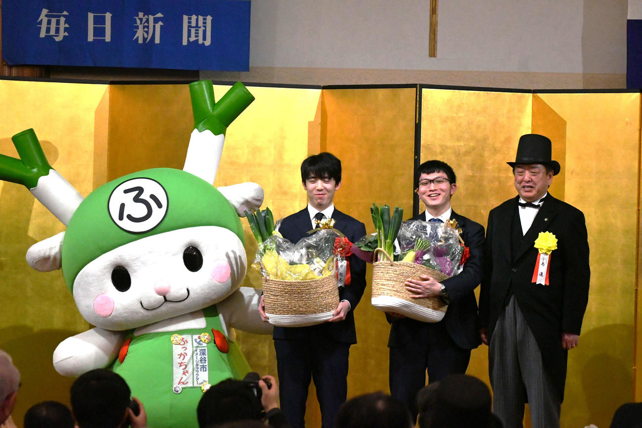 王将戦第5局前夜祭で深谷市のゆるキャラ「ふっかちゃん」と記念撮影する、左から藤井聡太王将、永瀬拓矢九段、小島進市長